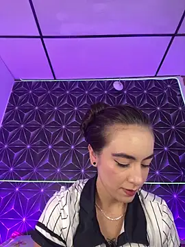Snapshot of MelanyyJhonson15 chatting on June 27, 9:10 pm MelanyyJhonson15 online show from June 27, 9:10 pm