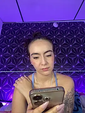Snapshot of MelanyyJhonson15 chatting on June 22, 9:23 pm MelanyyJhonson15 online show from June 22, 9:23 pm