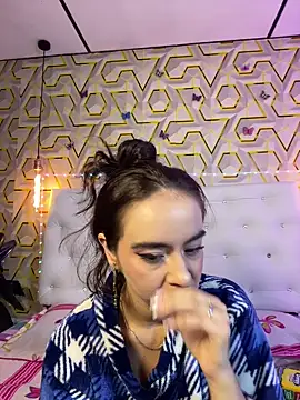 Snapshot of MelanyyJhonson15 chatting on May 27, 3:25 am MelanyyJhonson15 online show from May 27, 3:25 am