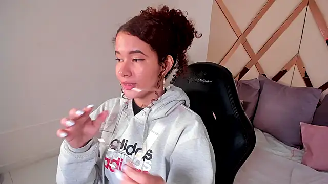 avrilwaynee online show from December 22, 11:43 am