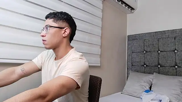 Chrix Velez online show from November 17, 7:40 pm