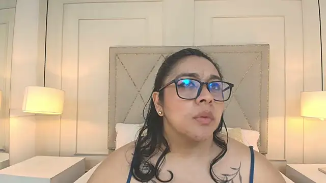 ViickyLee online show from May 9, 2:20 pm