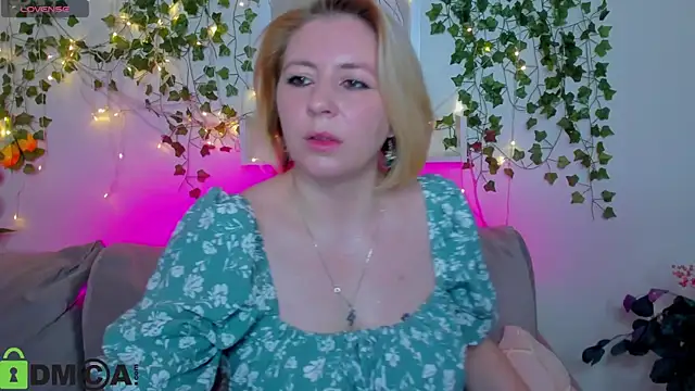 Snapshot of miss_lisaaa chatting on November 15, 2:48 am miss lisaaa online show from November 15, 2:48 am