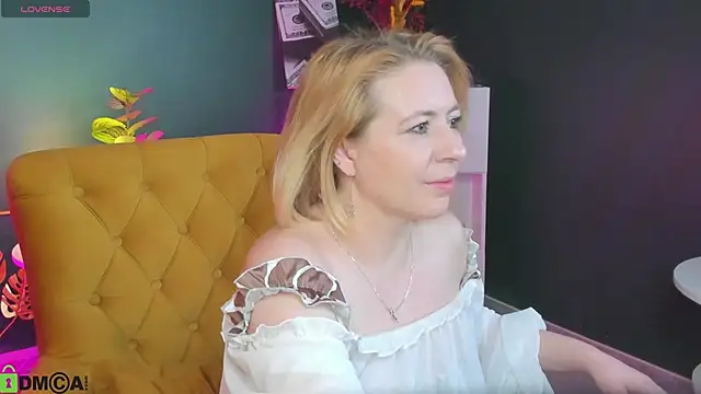 miss lisaaa online show from December 2, 2:23 am