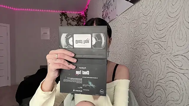 JuliaElse online show from December 4, 11:20 am