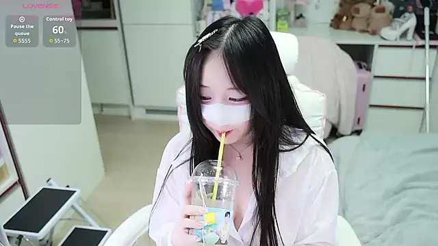 kimhyeona2005 online show from May 8, 11:36 am