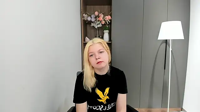 Snapshot of YenAlberda chatting on November 16, 5:01 am YenAlberda online show from November 16, 5:01 am