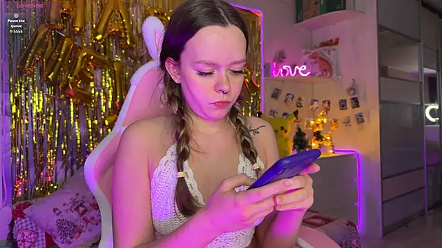 CheekySashaCharm online show from December 20, 1:58 pm