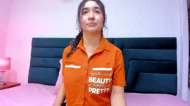 Snapshot of VictoriaRouge_ chatting on June 3, 8:24 pm VictoriaRouge online show from June 3, 8:24 pm