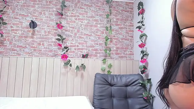 SarahSaenz  online show from November 25, 11:43 am