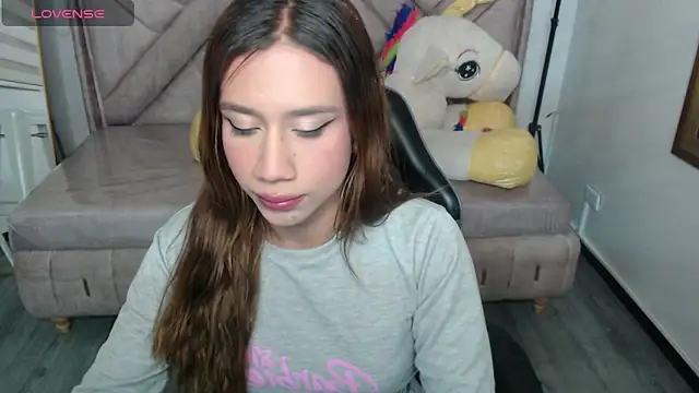 Snapshot of Evy_Luxx_v chatting on November 18, 3:43 am Evy Luxx v online show from November 18, 3:43 am