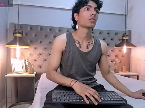 Snapshot of MattFiore chatting on November 24, 11:32 am MattFiore online show from November 24, 11:32 am