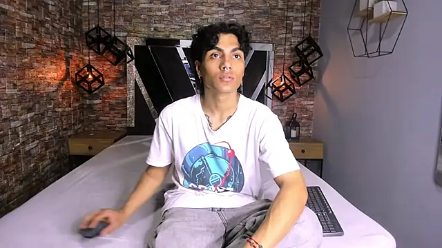 Snapshot of MattFiore chatting on December 18, 7:40 pm MattFiore online show from December 18, 7:40 pm