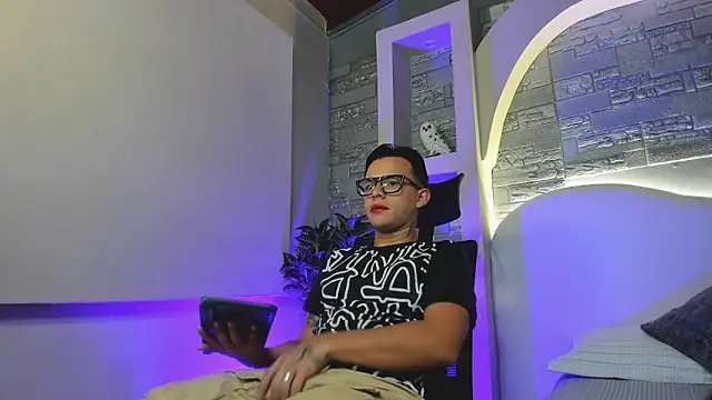 Valentino moretti online show from December 1, 1:12 pm