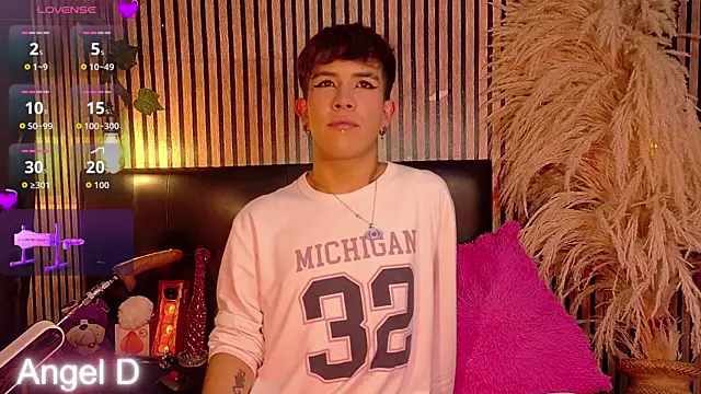 Angeldust19 online show from April 7, 3:19 am