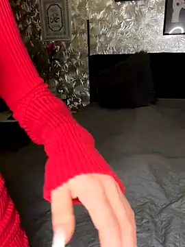 DeineJulia online show from November 25, 11:05 pm