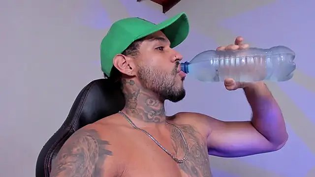 LuigiVitale 1 online show from November 28, 4:34 am