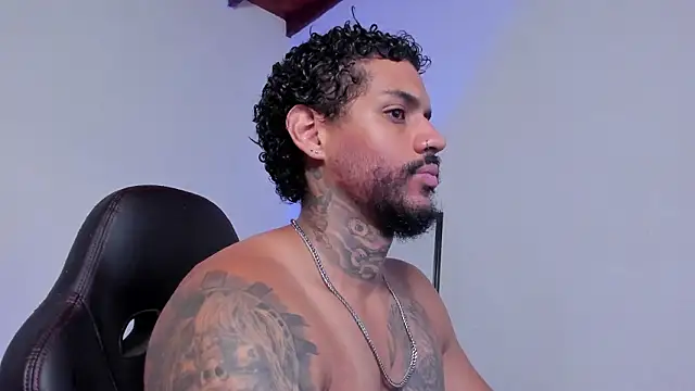 LuigiVitale 1 online show from March 28, 1:06 am