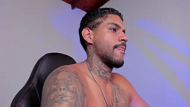 LuigiVitale 1 online show from November 19, 1:49 am