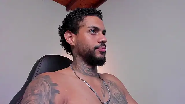 LuigiVitale 1 online show from February 21, 1:18 am