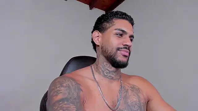 LuigiVitale 1 online show from December 18, 3:11 am