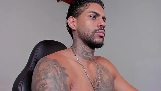 LuigiVitale 1 online show from December 19, 4:49 am