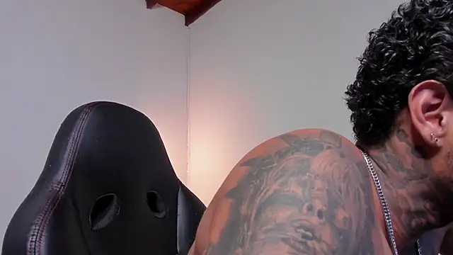 LuigiVitale 1 online show from February 22, 1:19 am