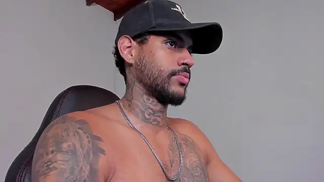 LuigiVitale 1 online show from December 15, 5:13 am