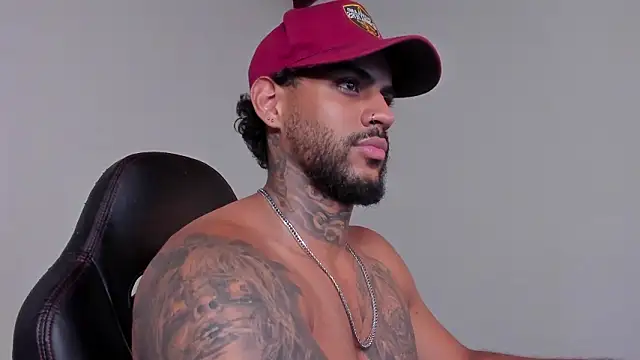 LuigiVitale 1 online show from February 8, 3:48 am