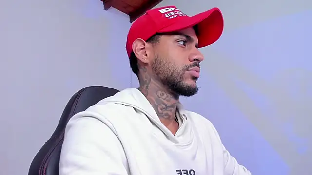 LuigiVitale 1 online show from November 27, 8:04 am