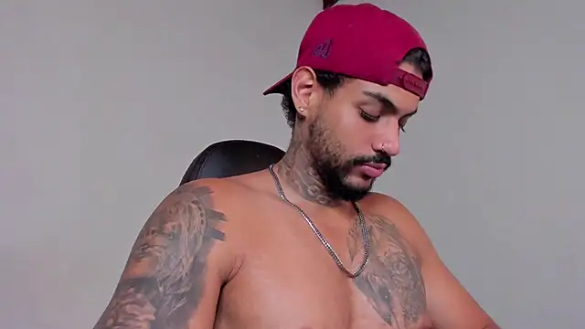 LuigiVitale 1 online show from January 10, 2:51 am