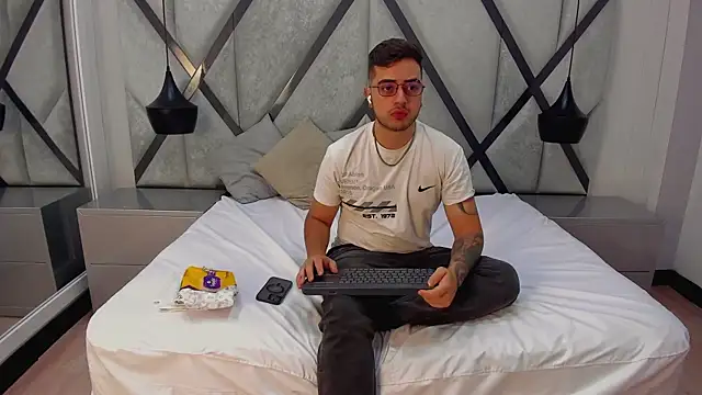 Ethan Greys online show from January 14, 11:30 pm