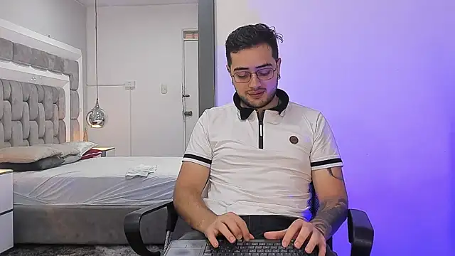 Ethan Greys online show from December 21, 1:24 pm