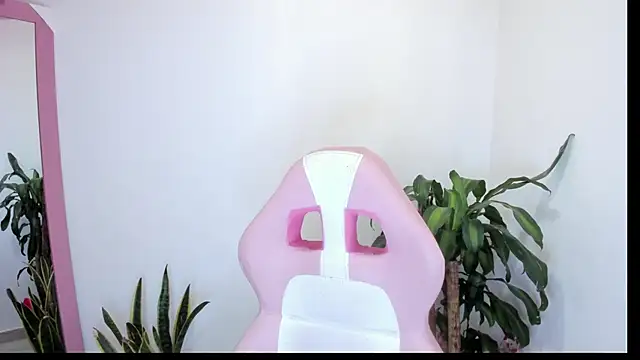 Snapshot of SOFIA_SWEETT22 chatting on December 5, 1:21 pm SOFIA SWEETT22 online show from December 5, 1:21 pm