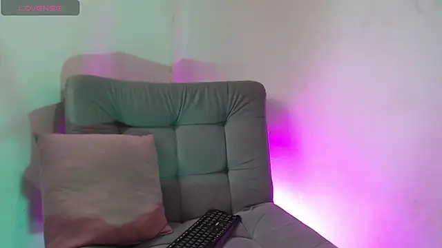 Isabella Hillss online show from February 8, 10:40 pm