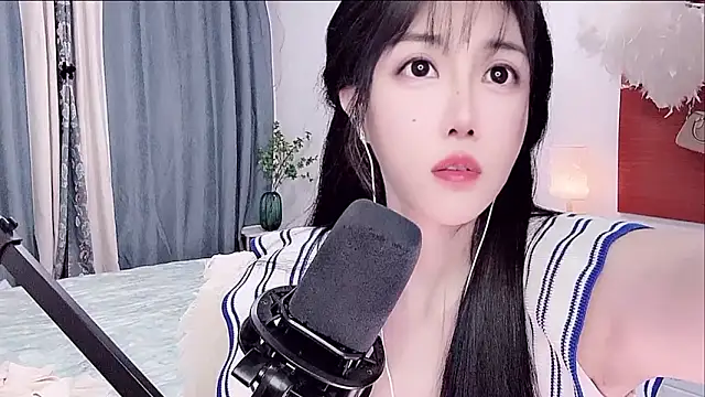 Laura 520 online show from June 18, 2:21 am