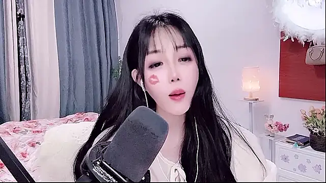 Laura 520 online show from May 26, 1:09 pm