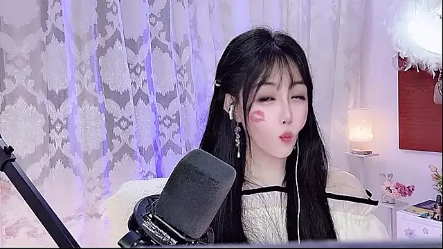Laura 520 online show from May 23, 12:26 pm