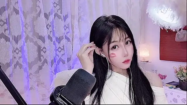 Laura 520 online show from May 21, 12:46 pm