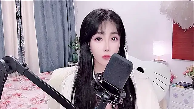 Laura 520 online show from June 14, 12:06 pm
