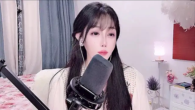 Laura 520 online show from June 16, 1:11 pm