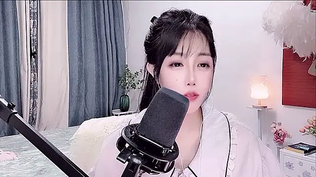 Laura 520 online show from June 18, 1:27 pm