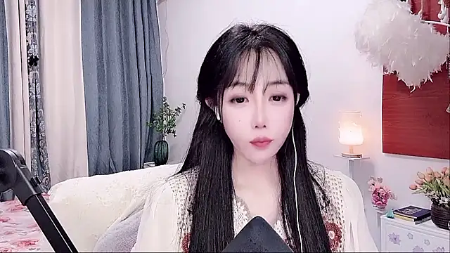 Laura 520 online show from June 12, 12:36 pm