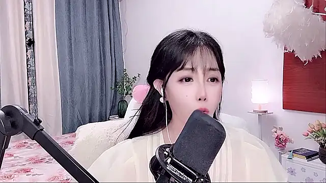 Laura 520 online show from June 13, 12:47 pm