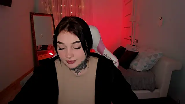 Snapshot of EmilyWoods_ chatting on November 17, 8:18 am EmilyWoods online show from November 17, 8:18 am