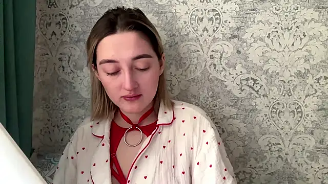 Snapshot of Emily_lyy chatting on December 18, 10:52 am Emily lyy online show from December 18, 10:52 am