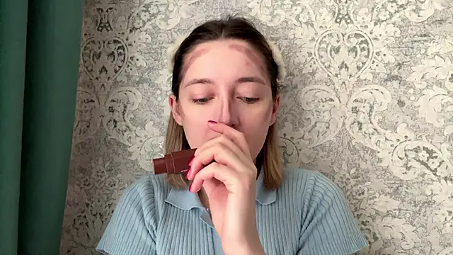 Snapshot of Emily_lyy chatting on December 15, 7:36 am Emily lyy online show from December 15, 7:36 am