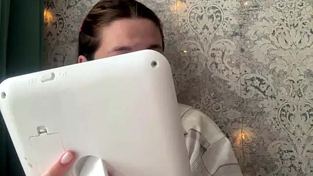 Snapshot of Emily_lyy chatting on December 3, 9:20 am Emily lyy online show from December 3, 9:20 am