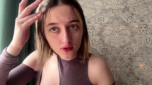 Snapshot of Emily_lyy chatting on November 28, 8:25 am Emily lyy online show from November 28, 8:25 am