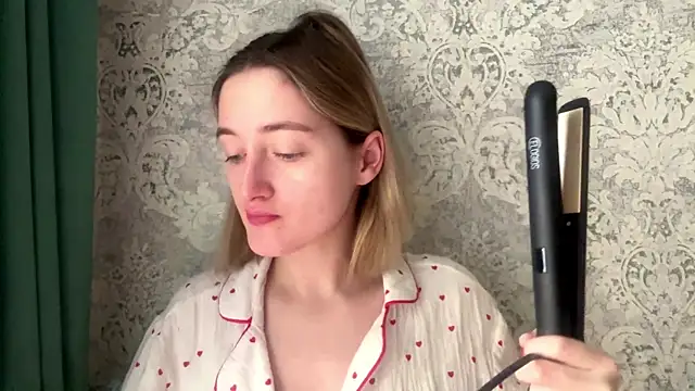 Snapshot of Emily_lyy chatting on December 19, 7:11 am Emily lyy online show from December 19, 7:11 am